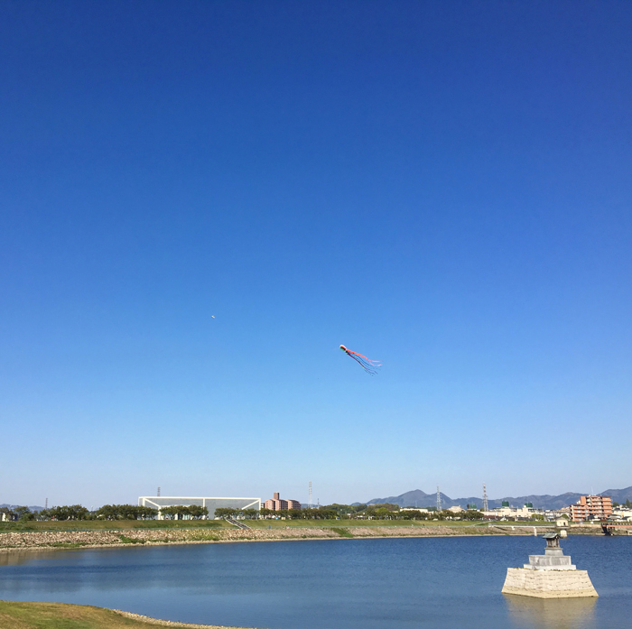 狭山池の青空と連凧と龍神社